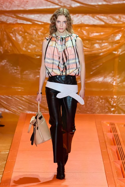 Look 15